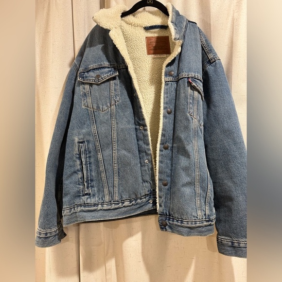 Men’s LEVIS Denim Sherpa Premium Teucker Jacket. Size XL.